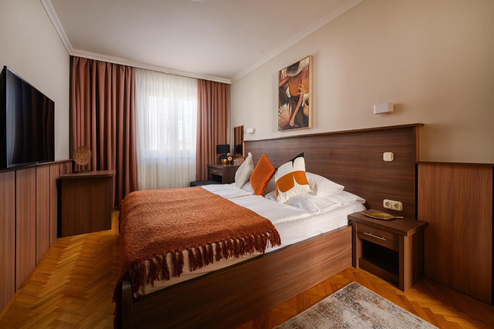 Szilfa Etterem Mariann Apartman Гайдусобосло Екстер'єр фото